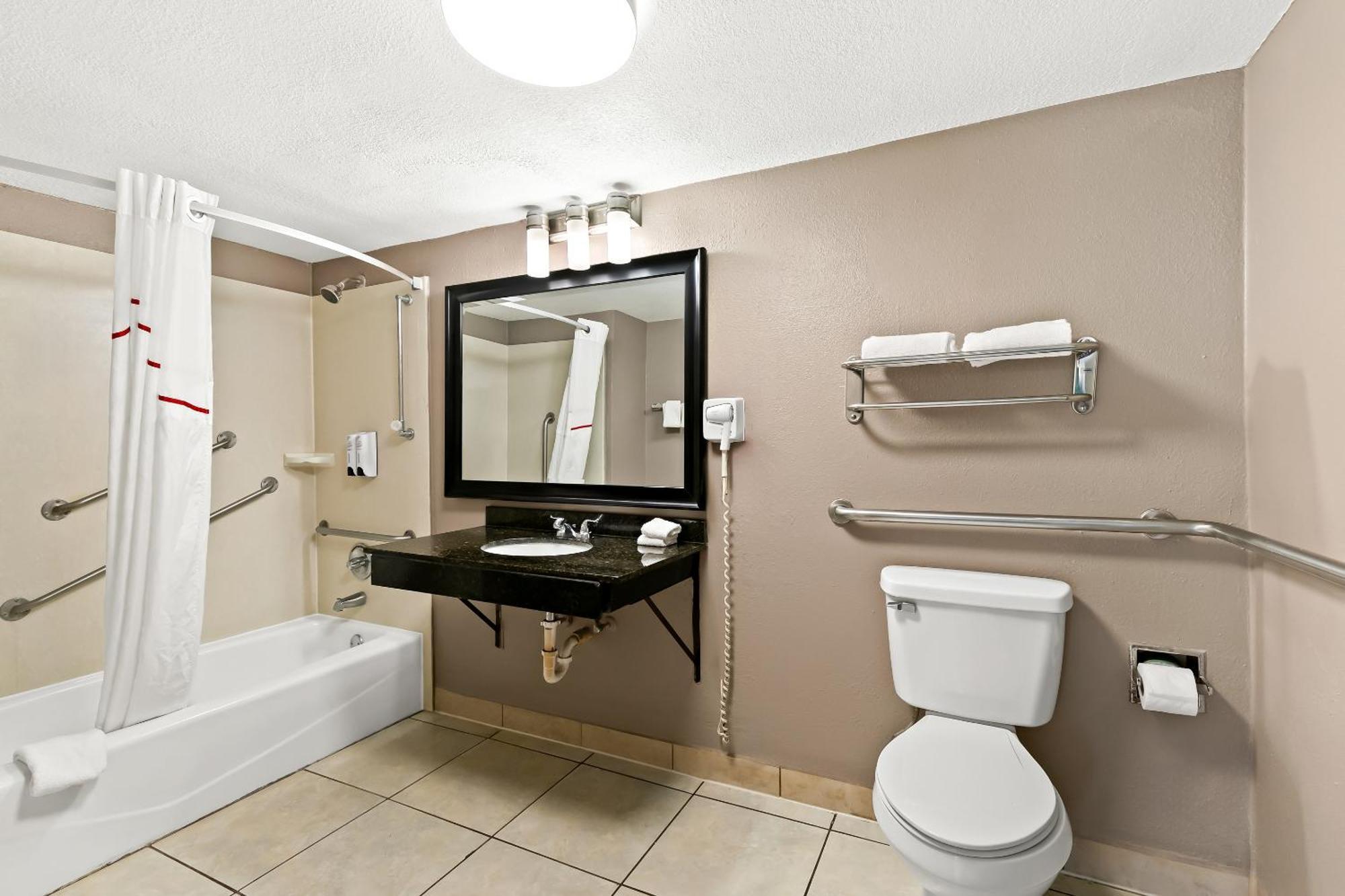 Red Roof Inn & Suites Duncan Bagian luar foto